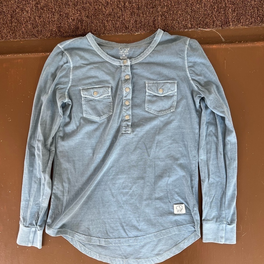 Ivory Ella long sleeve Henley tshirt. XS